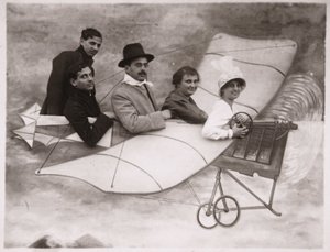 Kunst. Fotografie. Mensen in een vliegtuig. Foto op een kermis, Hongarije door Unbekannter Künstler