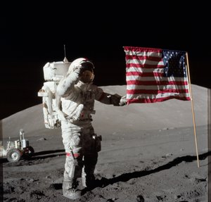 Astronaut Eugene A. Cernan, Apollo 17 commandant, gefotografeerd naast de geplaatste Amerikaanse vlag tijdens een maanwandeling (EVA) op de Taurus-Littrow landingsplaats