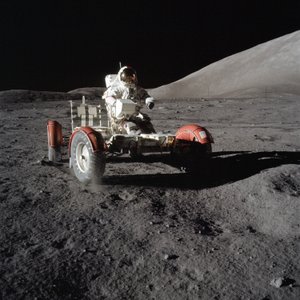 Astronaut Eugene Cernan bestuurt het Lunar Roving Vehicle tijdens de eerste EVA door Unbekannt
