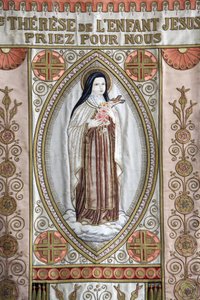 Banner: "St. Therese van het Kind Jezus, bid voor ons", Honfleur, Frankrijk