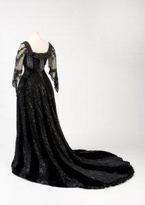 Zwarte avondjurk gedragen door koningin Alexandra, met kralen- en paillettenversiering en de handtekening van koningin Alexandra, gemaakt door Barolet van Knightsbridge, Londen 1908-1910