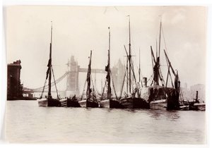 Boten aangemeerd bij Tower Bridge