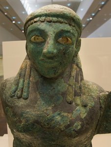Bronzen vrouwelijke gevleugelde figuur (590 v.Chr. - 580 v.Chr.), Olympia Museum, Olympia, Peloponnesos, Griekenland