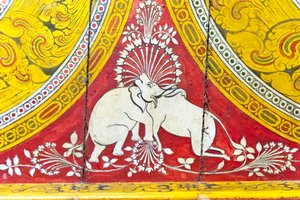 Boeddhistisch schilderij op hout; optische illusie; olifant en koe met slechts één hoofd; Dowa-tempel; rots tempel; Bandarawela; Badulla Provincie; Uva Provincie; Sri Lanka; Azië