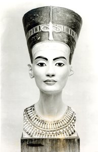 Buste van Koningin Nefertiti, vooraanzicht, kopie van buste in het Aegyptisches Museum, SMPK, Berlijn door Unbekannt