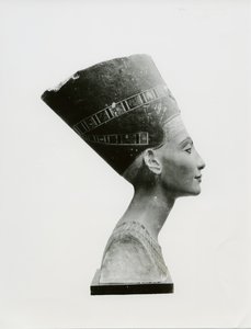 Buste van Koningin Nefertiti, zijaanzicht, kopie van buste in het Aegyptisches Museum, SMPK, Berlijn door Unbekannt