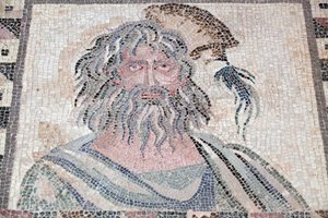 Buste van de Winter - Detail van het Vier Seizoenen paneel - Paphos mozaïeken, Huis van Dionysos - Eind van de 2e eeuw na Christus - Cyprus - Personificatie van de Winter - Detail van het mozaïek van de vier seizoenen - Mozaïeken van Paphos, Huis van Diony
