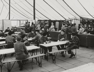 Kantinetent, Weybourne Zomerkamp, april 1954 (zw/w foto) door Unbekannt