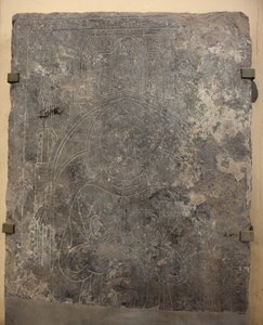 Kathedraalcollectie. Fragment van een stenen plaat. Bas-reliëf. Een kerkfunctionaris. Oorsprong kerk (Saint-Quentin van Doornik. Eind 13e eeuw. Detail. door Unbekannter Künstler