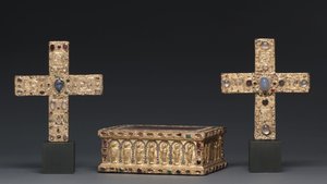 Ceremoniële kruis van gravin Gertrude, Nedersaksen, ca. 1038, relikwiezak, 1200 en ceremoniële kruis van graaf Liudolf, kort na 1038 door Unbekannt
