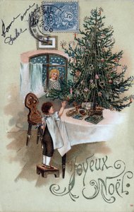 Kerstkaart: een kind voor een kerstboom poseert op een tafel, geobserveerd door een engel in het raam door Unbekannt
