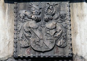 Wapenschild op houten deur van huis in Lavis, Trento, Trentino-Zuid-Tirol, Italië
