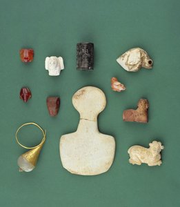 Collectie van Oost-Mediterrane objecten inclusief een Soemerische gieramulet, een Akkadisch serpentijnzegel en een Mesopotamische carneoolkikker, variërend van 3300-2000 v.Chr. door Unbekannt
