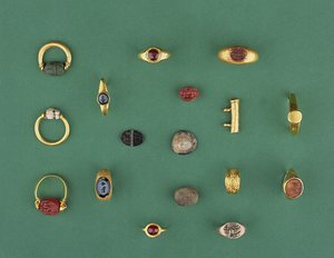 Collectie van Romeinse, Etruskische en Hellenistische sieraden inclusief een Fenicische scarabeëring, een camee, amulethouders en een agaat intaglio, variërend van de 6e eeuw v.Chr. tot de 4e eeuw n.Chr. door Unbekannt