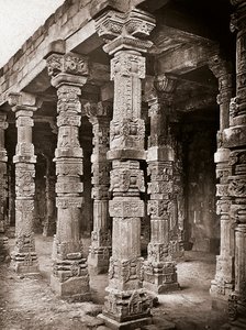 Colonnade van de Moskee van Quwwat-ul-Islam in het Qutb Minar complex, Delhi door Unbekannter Künstler