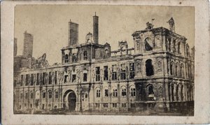 Commune van Parijs (1871): zicht op het stadhuis na de brand van mei 1871 door Unbekannt