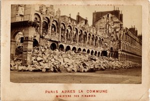 Commune van Parijs (1871) gezien vanaf het verwoeste Ministerie van Financiën. Fotografie
