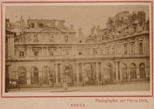 Commune van Parijs (1871): zicht op het Palais-Royal (Palais Royal) in Parijs na de brand van mei 1871. Fotografie van Pierre Pepetit