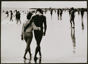 Koppel wandelt in het water op Coney Island, New York City, Untitled 46, c.1953-64 door Unbekannter Künstler