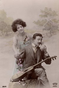 Koppel met bloemen en Spaanse gitaar, Frankrijk, ca. 1910 (ansichtkaart) door Unbekannter Künstler