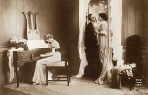 Verliefd stel en jong meisje spelen pianoforte, Parijs, ca. 1920 (ansichtkaart) door Unbekannter Künstler