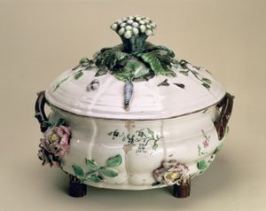 Gedekte terrine, versierd met aangebrachte ornamenten van bloemen en groenten, door Johan Ludwig Eberhard Ehrenreich, Marieberg, eind 18e eeuw door Unbekannt