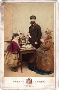 Dagelijks leven, een familie verenigd rond een tafel met gebak en koffie, Venetië. 19e eeuw