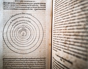 De revolutionibus door Nicolaus Copernicus door Alec Hunter