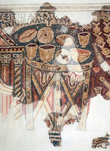 Detail van een mozaïekvloer met de offertafel met bekers, schalen en broden uit de Samaritaanse synagoge in El-Khirbe, Westelijke Jordaanoever, 4e eeuw na Chr. door Unbekannt