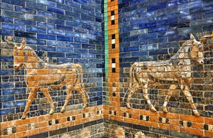 Detail van de reconstructie van de Ishtarpoort uit de jaren 1930, voltooid met originele bakstenen uit ca. 575 v.Chr., Pergamonmuseum, Berlijn, Duitsland (foto)