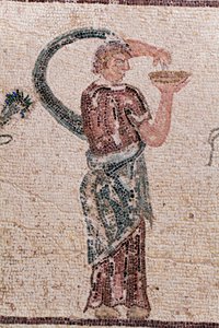 Detail van De Triomf van Dionysos - Terugkeer van de god van een militaire expeditie naar India - Een Bacchante met een offerkom - Paphos mozaïeken, Huis van Dionysos, Eind 2e eeuw na Christus - Cyprus - De triomf van Dionysos - Lang mozaïek dat de tri door William M. Timlin