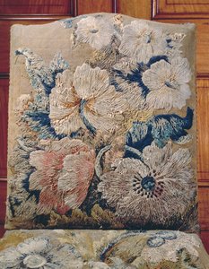 Detail van een omslag gemaakt door Jane Allgood, buitenmaatse bloemen uitgevoerd in lange en korte steken in crewel en zijden chenille, oude gouden achtergrond in tentsteek door Unbekannt