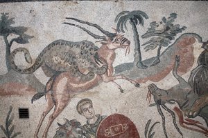 Detail van het mozaïek van de grote jacht. Een luipaard valt een gazelle aan. 3e - 4e eeuw. Romeinse Villa van de Casale, Sicilië. UNESCO-site.