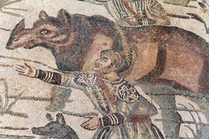 Detail van het mozaïek van de grote jacht. Een neushoorn wordt op een boot geleid om naar de dichtstbijzijnde haven te worden vervoerd. 3e - 4e eeuw. Romeinse Villa van de Casale, Sicilië. UNESCO-site. door William M. Timlin