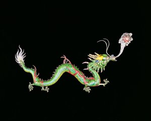 Draak die een vlammende parel achtervolgt, decoratief detail van de basis van een Chinese export zilveren jardiniere gemaakt door Chongwoo, eind 19e eeuw door Unbekannt
