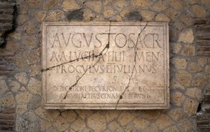 Opschrift op marmer, Augustales college, archeologische site van Herculaneum (Unesco Werelderfgoedlijst) door Benjamin Baud
