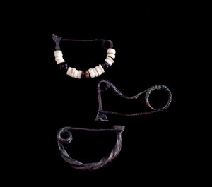 Etruskische kunst: drie soorten bronzen fibulae uit graf 59 bij Poggio Selciatello, Pian della Regina, Tarquinia - 9e eeuw v.Chr.