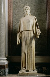 Vrouwelijke figuur die een peplos draagt, Grieks door Unbekannt