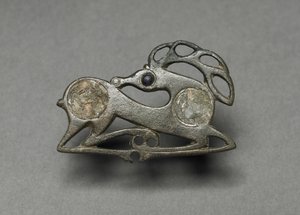 Fibula in de vorm van een liggend hert, ca. 400 door Unbekannt