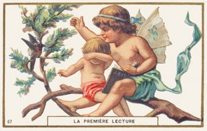 Eerste lezing, witte achtergrond. Reclamechromolithografie die twee kinderen op een tak afbeeldt. De grootste, met vleugels op de rug (een engel?) houdt een abecedarium open in één hand; met zijn andere hand wil hij een vogel verjagen die de lezing stoort door Unbekannter Künstler