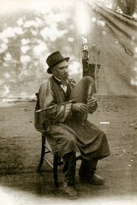 Folklore van Auvergne: muzikant die Chabrette speelt, begin twintigste eeuw (zw/w foto) door Alec Hunter