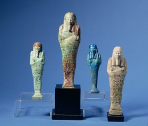 Vier groene of blauwe geglazuurde Shabti-figuren, drie met horizontale banden van hiërogliefeninscriptie, Egyptisch, daterend uit de 7e tot 3e eeuw v.Chr.