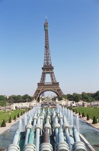 Frankrijk, Parijs, Eiffeltoren vanaf Trocadero, torent boven de bruggen en fonteinen van het omliggende Parijse stadsbeeld. door Unbekannt