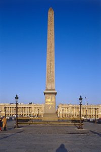 Frankrijk, Parijs, Obelisk van Luxor op de Place de la Concorde, Egyptische obelisk torent boven gebouw bedekt met vergulde hiërogliefen. door Unbekannt
