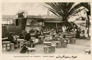 Fransen en Marokkanen bij het Oudaya Café, Rabat