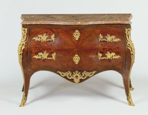 Franse serpentine commode met verguld bronzen beslag en marmeren blad, ca.1740
