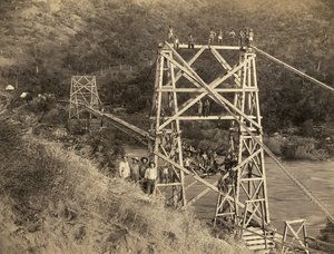 Fresno, Californië: 1890 Deze Foto door C.C. Curtis toont de Smith en Moore Brug over de Kings River die deel uitmaakt van een flume gebouwd door Hiram T. Smith en Austin D. Moore, om hout te transporteren van de Sierras voor hun bedrijf, de Kings River Lu door Unbekannt