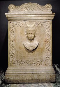 Grafsteen van een tienjarig meisje genaamd Julia Victorina, Romeins (marmer)