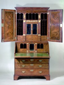 George I walnoten bureau boekenkast, begin 18e eeuw
