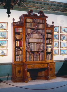 Boekenkast met glazen voorkant en grote centrale kast versierd met een rijkelijk gesneden binnenframe met een gesneden viool, geflankeerd door twee kortere smalle kasten rustend op een lager gedeelte van twee zijkasten en een centrale leeshoek